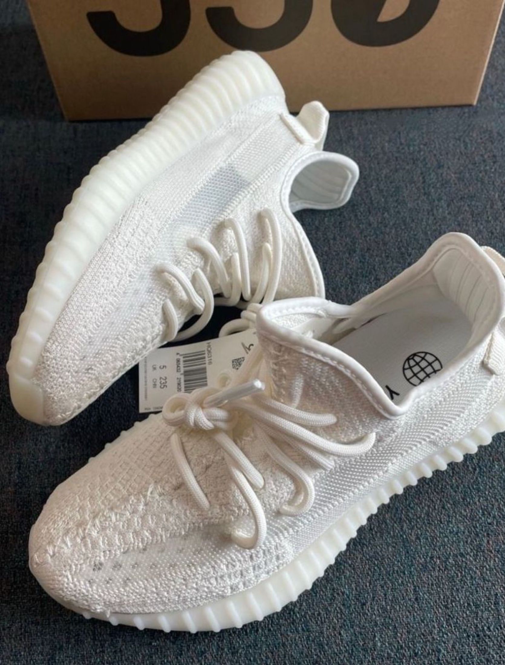 adidas originals Yeezy Boost 350 V2 Bone Shoes White (Category: Sneakers) located in Singapore. Submitted by keenwater-b0b8 (Listing ID 1440755122, Image 1). Description: Brand: Adidas Item: adidas originals Yeezy Boost 350 V2 Bone Shoes White ✅ Brand New ✅ Free Shipping (J&T / Ninja Van) ✅ Cash on Delivery 📋 Process: Order → 3-day photo confirm → Ship → Pay on delivery 📌 Confirm size before ordering.