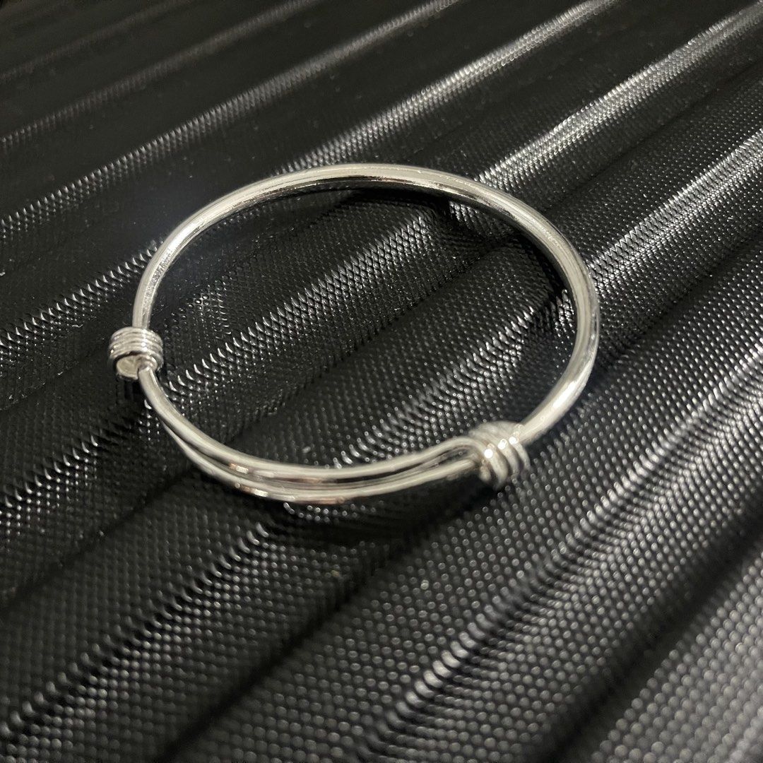 Adjustable bangle (Category: Bracelets) located in Singapore. Submitted by fann819 (Listing ID 1440585155, Image 1). Description: .