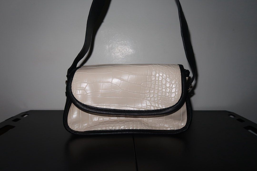 Alligator Pattern Shoulder Bag – Cream (Category: Purses & Pouches) located in Calamba. Submitted by declutter.rebski (Listing ID 1440703021, Image 3). Description: Alligator Pattern Shoulder Bag – Cream ₱100 A chic shoulder bag featuring a stylish alligator pattern design in a soft cream shade. Compact yet elegant, perfect for everyday wear or adding a classy touch to any outfit. DETAILS: • Preloved • No flaws • Good condition • High-quality mat