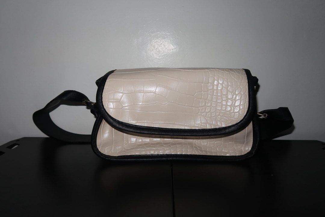 Alligator Pattern Shoulder Bag – Cream (Category: Purses & Pouches) located in Calamba. Submitted by declutter.rebski (Listing ID 1440703021, Image 2). Description: Alligator Pattern Shoulder Bag – Cream ₱100 A chic shoulder bag featuring a stylish alligator pattern design in a soft cream shade. Compact yet elegant, perfect for everyday wear or adding a classy touch to any outfit. DETAILS: • Preloved • No flaws • Good condition • High-quality mat