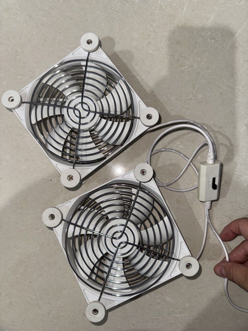 Anext 2 in 1 white usb computer fan (3 levels) (Category: Computer Parts) located in Quezon City. Submitted by katrinasnts_ (Listing ID 1440747487, Image 1). Description: - Set of 2 white usb computer fans - Includes power switch on cable (3 level) - Enhances PC airflow for better performance - Bought from Amazon for 1.3kPHP.