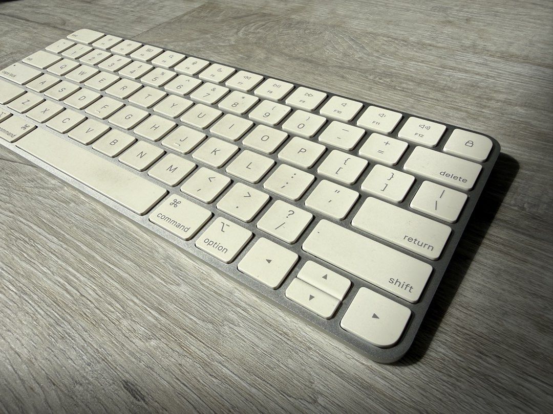 Apple Magic Keyboard with Lightning Cable467509934629201920