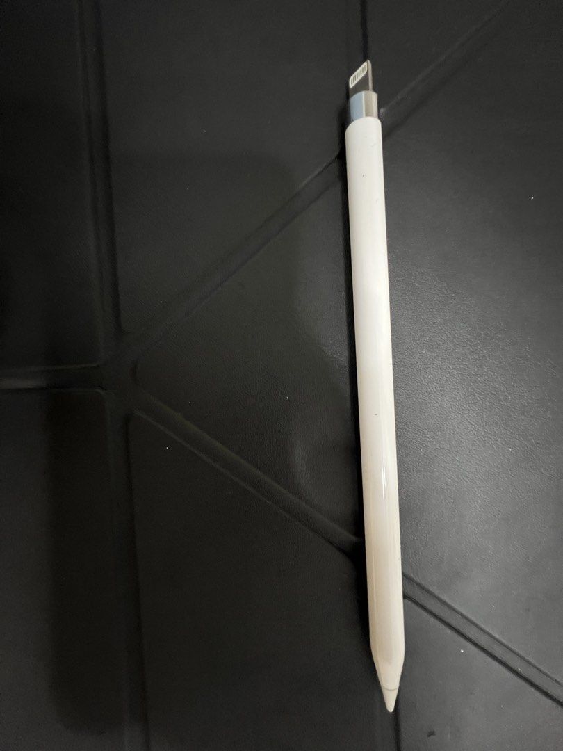 Apple Pencil (第一代) （分類：其他）位於 Hong Kong。 由 noblecloud_d9e482 提交（商品編號 1440730021，圖片 3）。簡介： Apple Pencil 第一代 跌過幾次有明顯花痕 冇蓋 可以正常連接正版 上水或者S F。