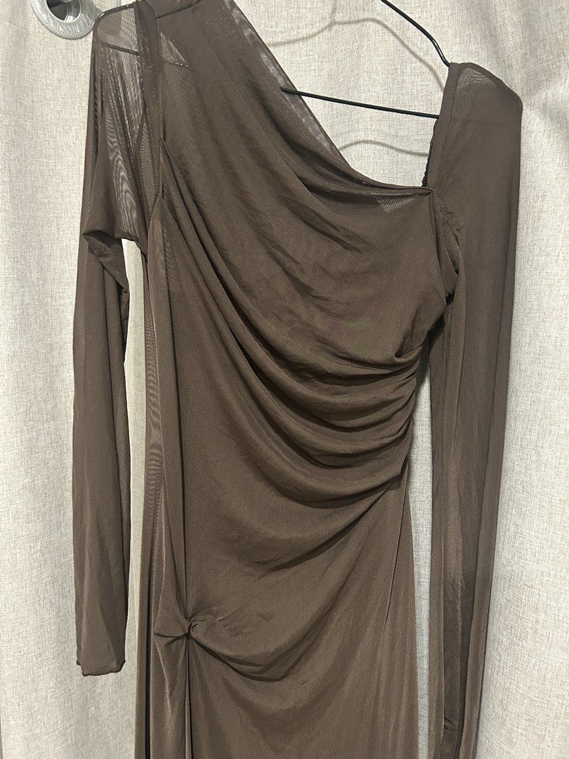 Asymmetrical Shoulder Ruched Mesh Maxi Dress (Category: Dresses) located in Cebu City. Submitted by ok.okayeks (Listing ID 1440693466, Image 3). Description: • super elegant!! • used once only • no when worn photos • selling for 650 only, bought for 1k+ • rfs: closet clean-up • can be arranged for delivery • gcash, bank transfer, or cod for payment.