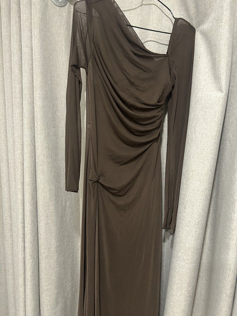 Asymmetrical Shoulder Ruched Mesh Maxi Dress (Category: Dresses) located in Cebu City. Submitted by ok.okayeks (Listing ID 1440693466, Image 2). Description: • super elegant!! • used once only • no when worn photos • selling for 650 only, bought for 1k+ • rfs: closet clean-up • can be arranged for delivery • gcash, bank transfer, or cod for payment.