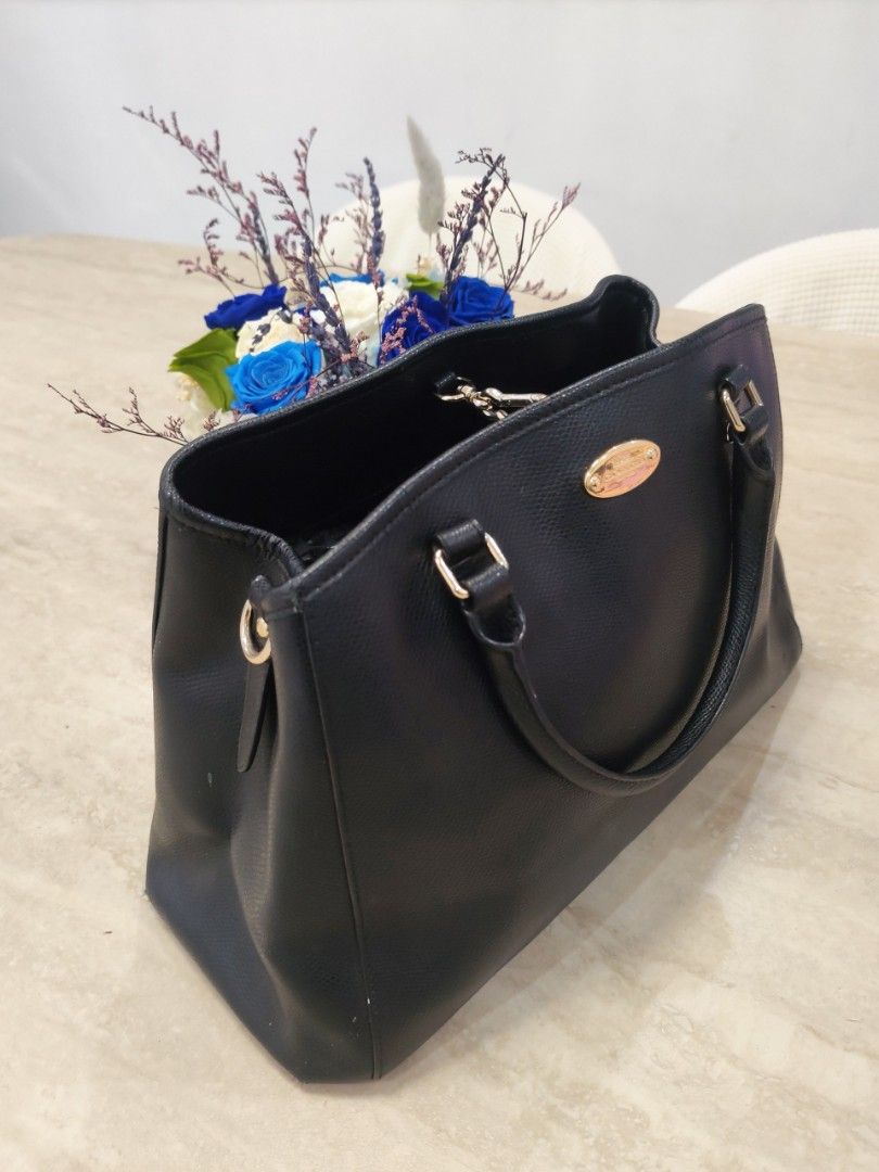 Authentic Coach Margot Caryall (Category: Luxury Bags & Wallets) located in Marikina City. Submitted by mcofdvmcimport (Listing ID 1440663056, Image 3). Description: direct message for more details.