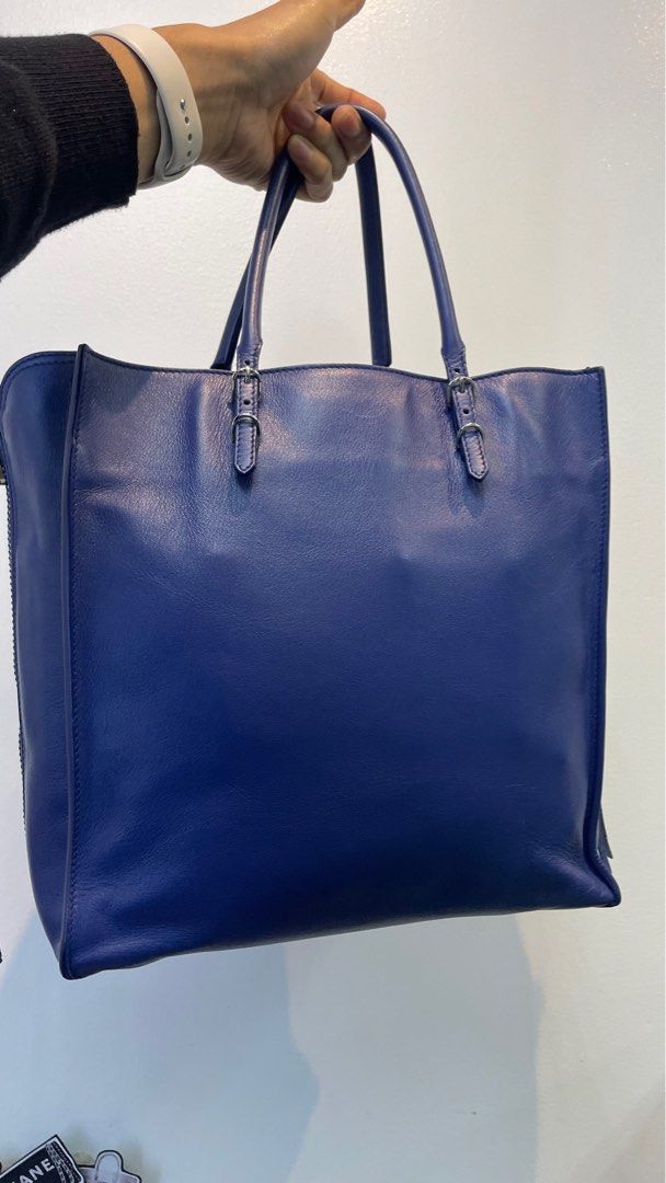 Balenciaga A5 zip blue tote bag (Category: Luxury Bags & Wallets) located in Manila. Submitted by luxemax_09 (Listing ID 1440642870, Image 3). Description: .
