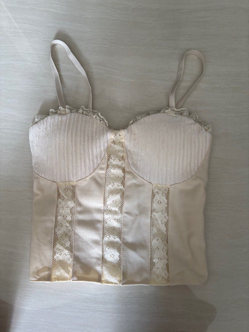 basic tops (Category: Sleeveless) located in Singapore. Submitted by shop.miss.m (Listing ID 1440652650, Image 2). Description: $7 each both brand new , only worn to try xs-s , stretchable 2nd top is padded dm for more info! meetup loc can be discussed.