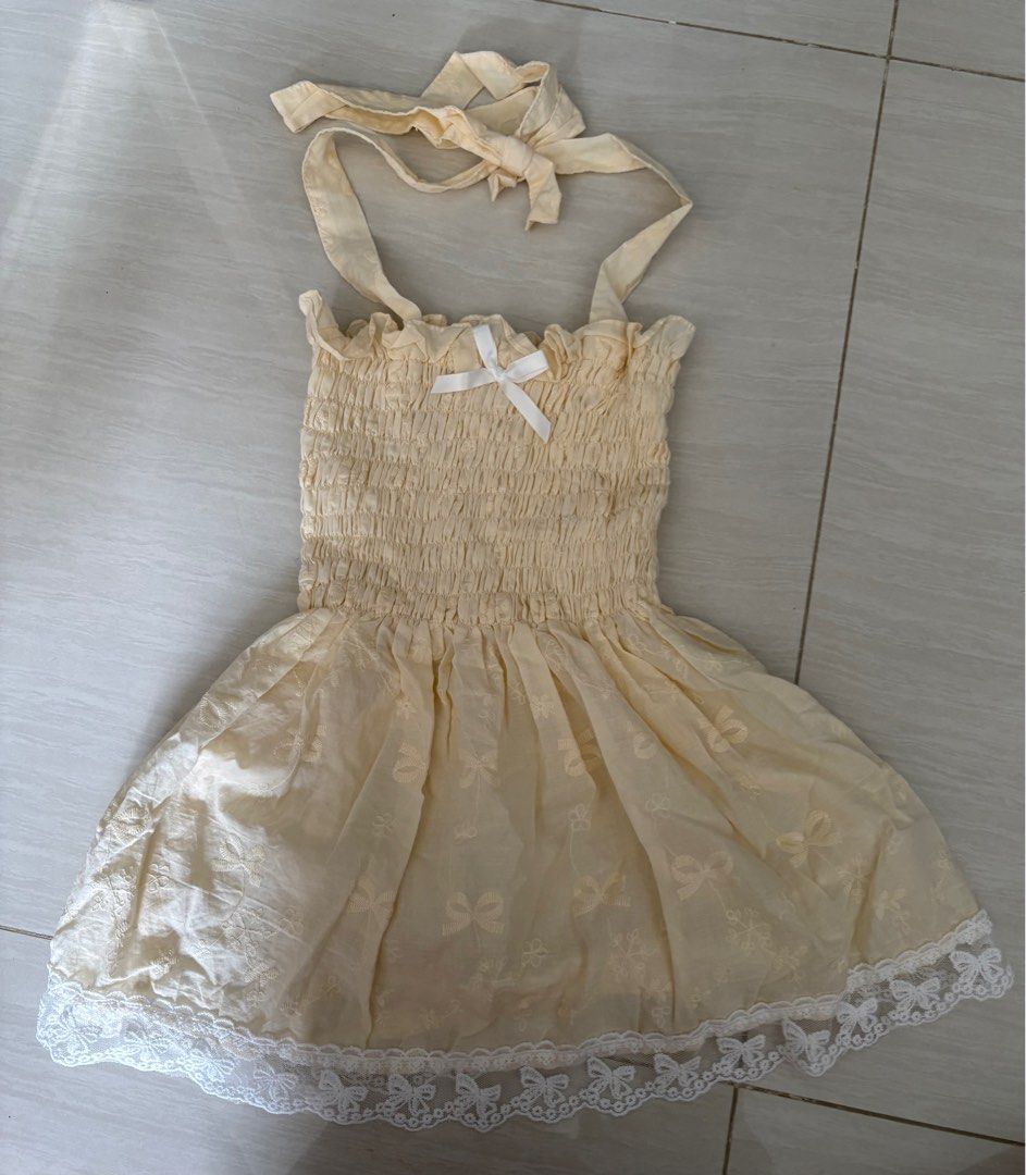 basic tops (Category: Sleeveless) located in Singapore. Submitted by shop.miss.m (Listing ID 1440652650, Image 1). Description: $7 each both brand new , only worn to try xs-s , stretchable 2nd top is padded dm for more info! meetup loc can be discussed.