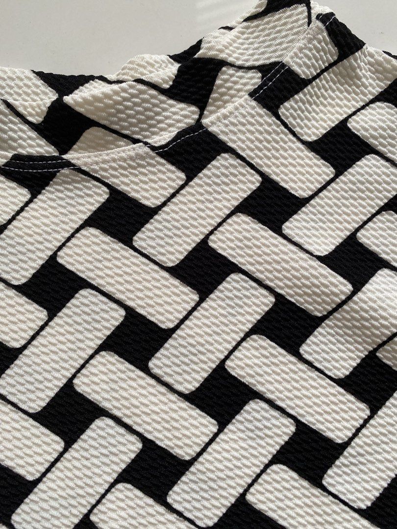 Black and White Sleeveless Mock Neck Top (Category: Sleeveless) located in Quezon City. Submitted by chartreuse2018 (Listing ID 1440632368, Image 3). Description: - Sleeveless top - Mock neck design - Bold black and white geometric pattern - Textured fabric for added detail - Length (from shoulder) : 43.5 cm - Width : 36.5 cm.
