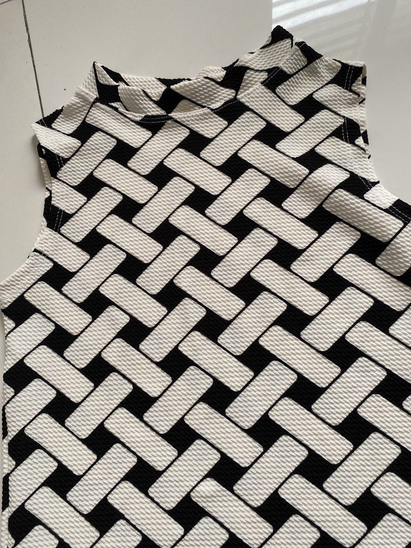 Black and White Sleeveless Mock Neck Top (Category: Sleeveless) located in Quezon City. Submitted by chartreuse2018 (Listing ID 1440632368, Image 1). Description: - Sleeveless top - Mock neck design - Bold black and white geometric pattern - Textured fabric for added detail - Length (from shoulder) : 43.5 cm - Width : 36.5 cm.