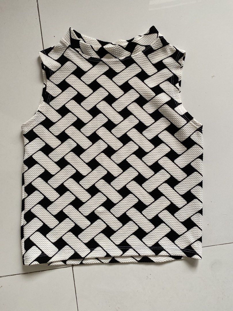 Black and White Sleeveless Mock Neck Top (Category: Sleeveless) located in Quezon City. Submitted by chartreuse2018 (Listing ID 1440632368, Image 2). Description: - Sleeveless top - Mock neck design - Bold black and white geometric pattern - Textured fabric for added detail - Length (from shoulder) : 43.5 cm - Width : 36.5 cm.