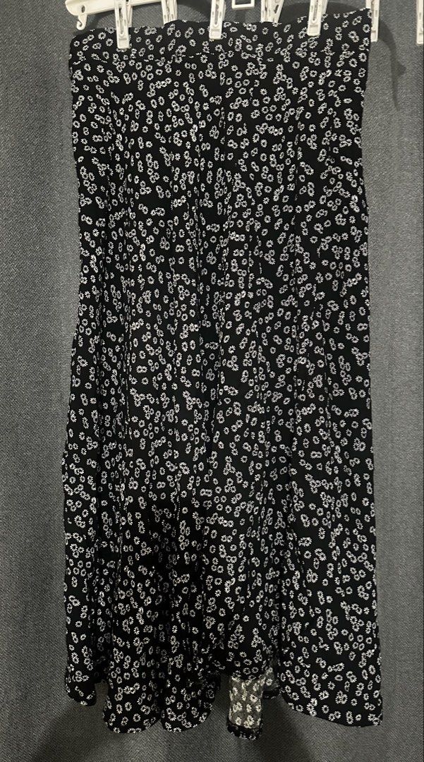 Black floral midi skirt (Category: Skirts) located in Manila. Submitted by deborah1216 (Listing ID 1440738510, Image 1). Description: - Cute black midi skirt - White floral print all over - Flowy silhouette - Comfortable waistband - Versatile for casual or dressed-up looks - Easy to pair with tops and sandals - Ideal for summer days.