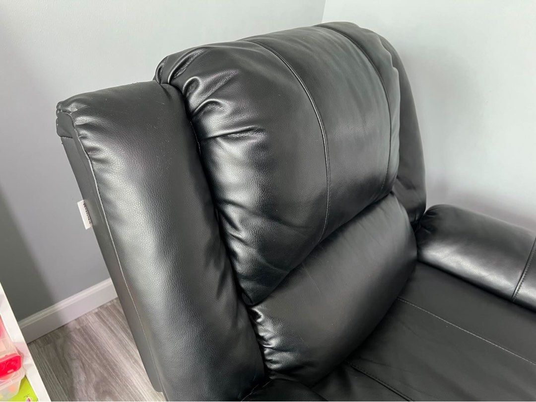 Black Leather Lazy Couch (Category: Chairs) located in Manila. Submitted by _rinaa (Listing ID 1440661526, Image 2). Description: Lazy Couch Black Synthetic Leather Very comfortable Malambot ang foam Very sturdy With minimal scratches Brand: Sigma Rfs: Decluttering 23k original price less.