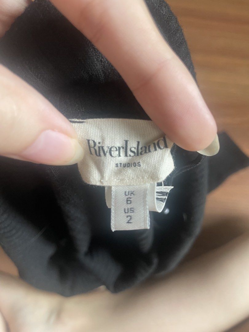 Black off-the-shoulder long sleeve from riverside (Category: Longsleeves) located in Binan City. Submitted by missing1naction (Listing ID 1440669770, Image 3). Description: Model measurements Height 5’3ft Waist 22in Hips 28in.