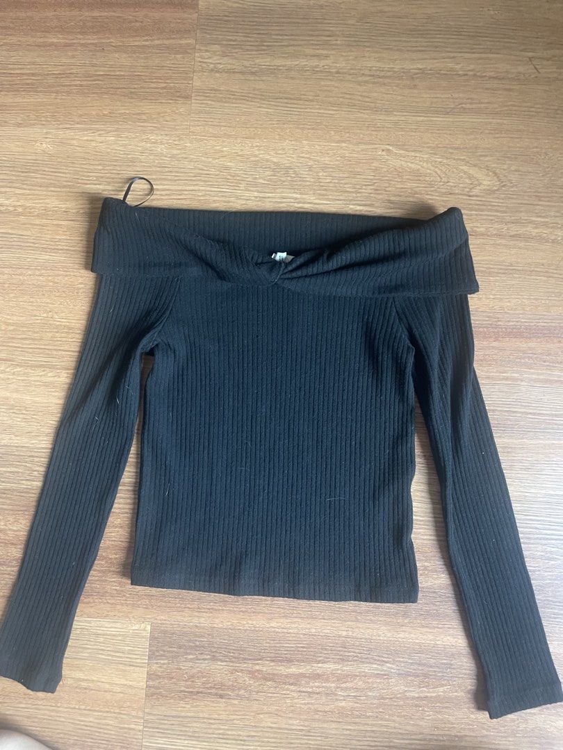 Black off-the-shoulder long sleeve from riverside (Category: Longsleeves) located in Binan City. Submitted by missing1naction (Listing ID 1440669770, Image 2). Description: Model measurements Height 5’3ft Waist 22in Hips 28in.