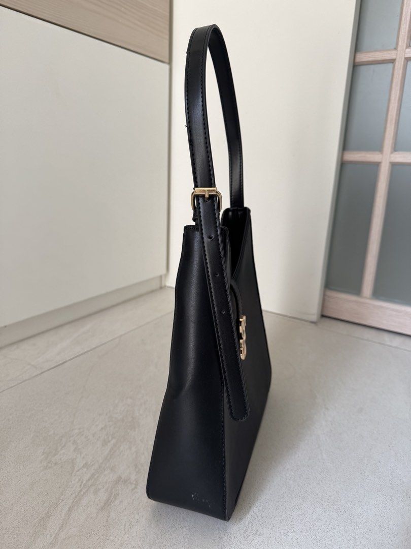 Black Tote Leather Bag (Category: Tote Bags) located in Quezon City. Submitted by ciiel (Listing ID 1440609022, Image 2). Description: .
