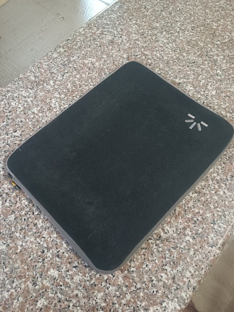Case Logic Laptop Sleeve (Category: Laptop Bags & Sleeves) located in Tuguegarao City. Submitted by teeteeshoppingspree (Listing ID 1440587834, Image 1). Description: Never been used KASYA hanggang 15-inches na laptop 💯 Authentic No issue Originally bought for 1500 pesos.