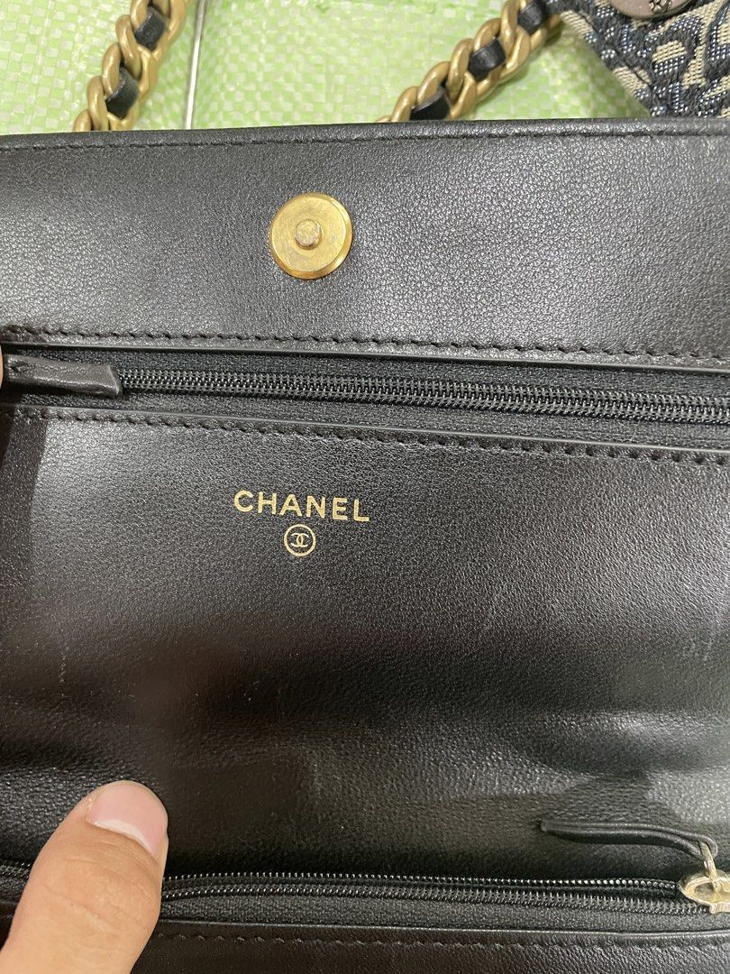 Chanel sling Bag (Category: Luxury Bags & Wallets) located in Manila. Submitted by doughdong (Listing ID 1440698979, Image 2). Description: pm for the details.