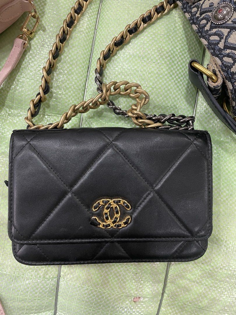 Chanel sling Bag (Category: Luxury Bags & Wallets) located in Manila. Submitted by doughdong (Listing ID 1440698979, Image 1). Description: pm for the details.