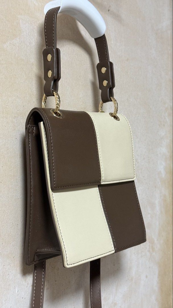 Checkered crossbody bag hand bag (Category: Cross-body Bags) located in Calamba. Submitted by ashvault (Listing ID 1440687391, Image 2). Description: No issue. Looks new..