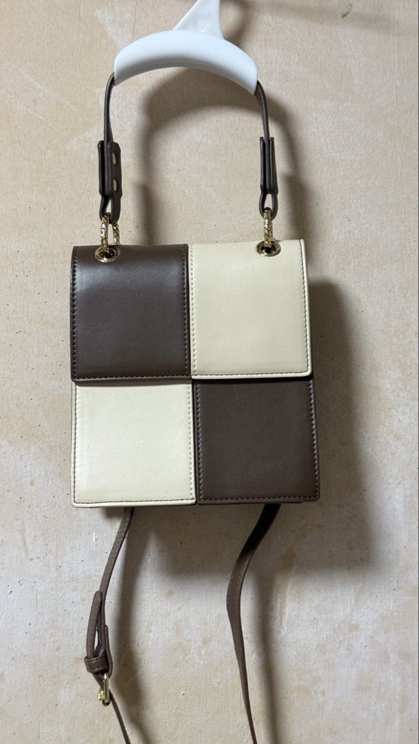 Checkered crossbody bag hand bag (Category: Cross-body Bags) located in Calamba. Submitted by ashvault (Listing ID 1440687391, Image 1). Description: No issue. Looks new..