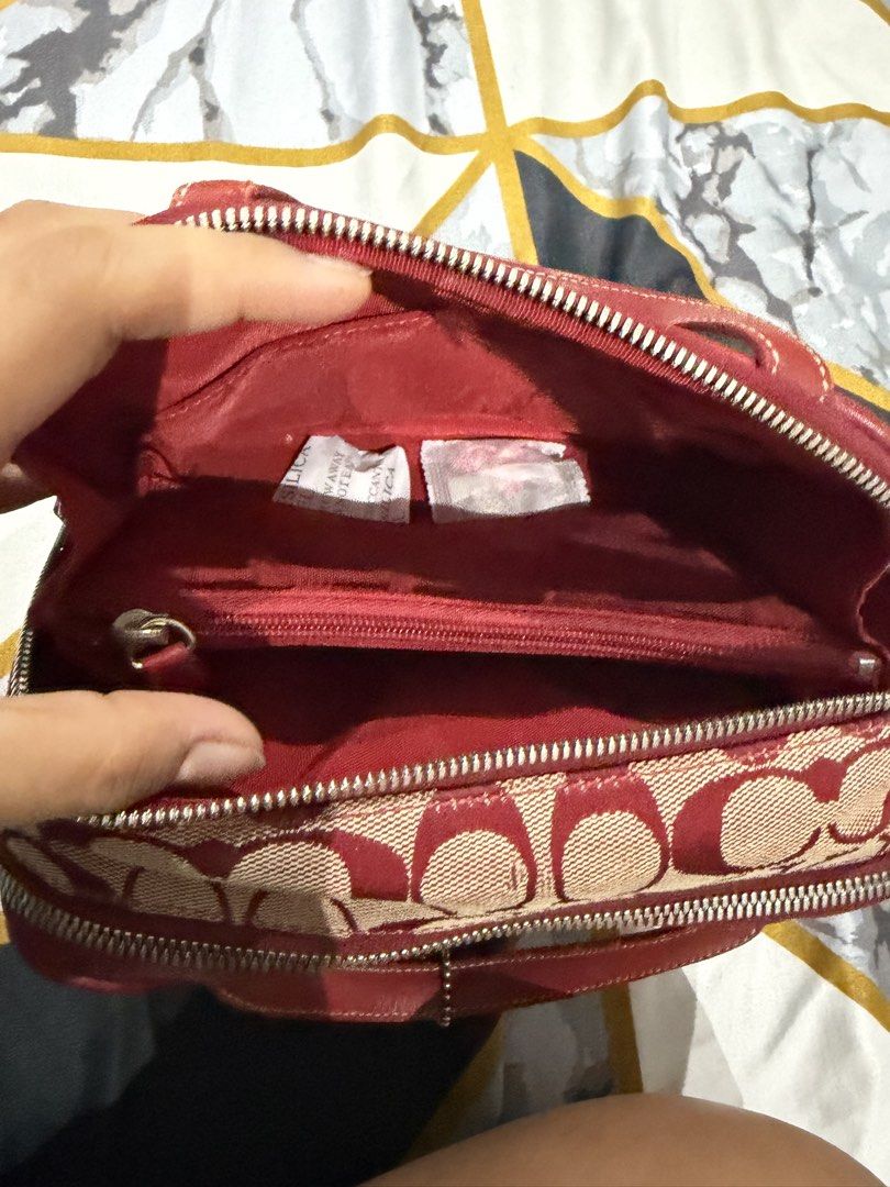 Coach make up bag (Category: Luxury Bags & Wallets) located in Caloocan City. Submitted by rackie12 (Listing ID 1440578567, Image 2). Description: .