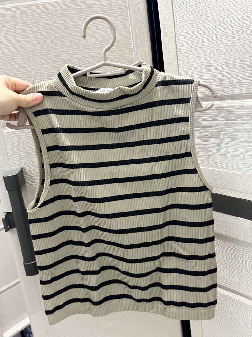 Cropped halter top (Category: Blouses) located in Caloocan City. Submitted by zclothing_26 (Listing ID 1440699357, Image 1). Description: fits s-m frame.
