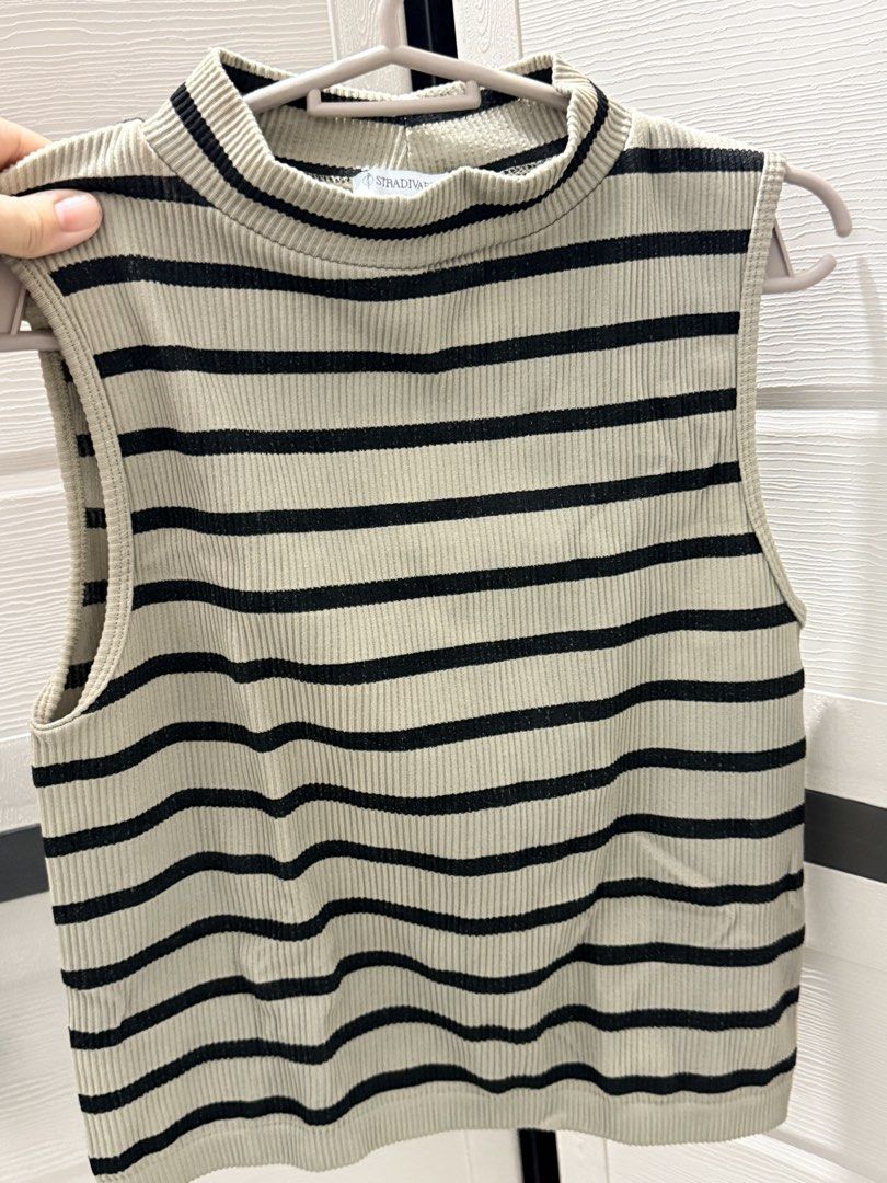 Cropped halter top (Category: Blouses) located in Caloocan City. Submitted by zclothing_26 (Listing ID 1440699357, Image 3). Description: fits s-m frame.