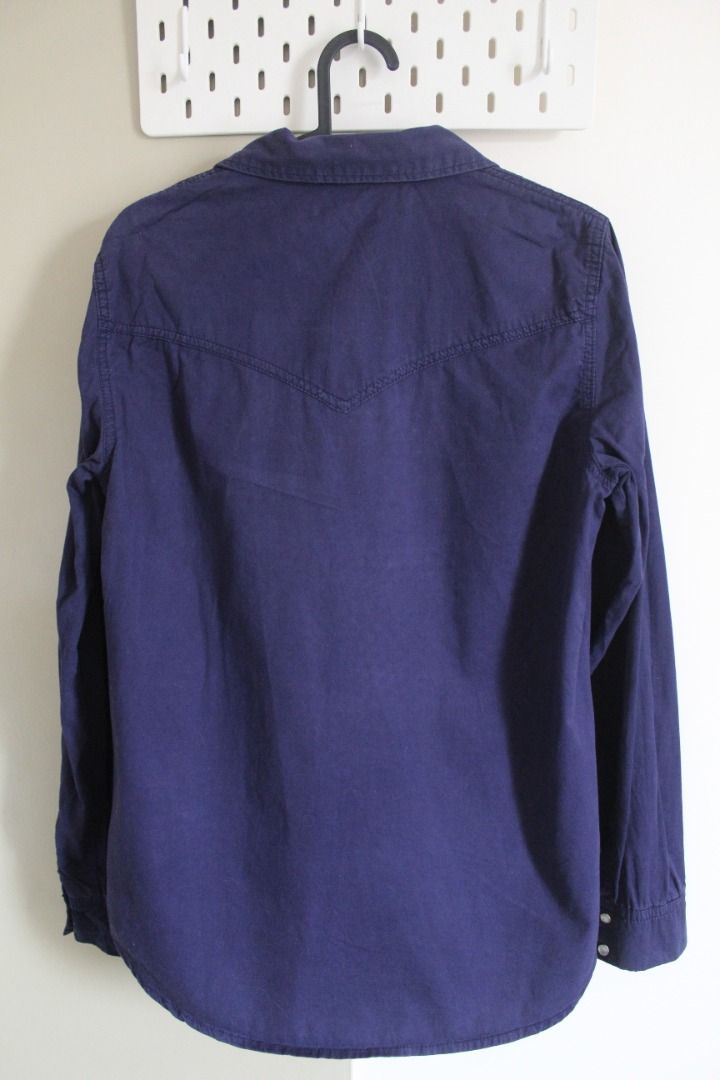 Forever 21 Long Sleeve Button Up Shirt (Category: Longsleeves) located in Quezon City. Submitted by camiscloset_ (Listing ID 1440656441, Image 2). Description: -Snap button closure See pictures for more color, condition, and size details.