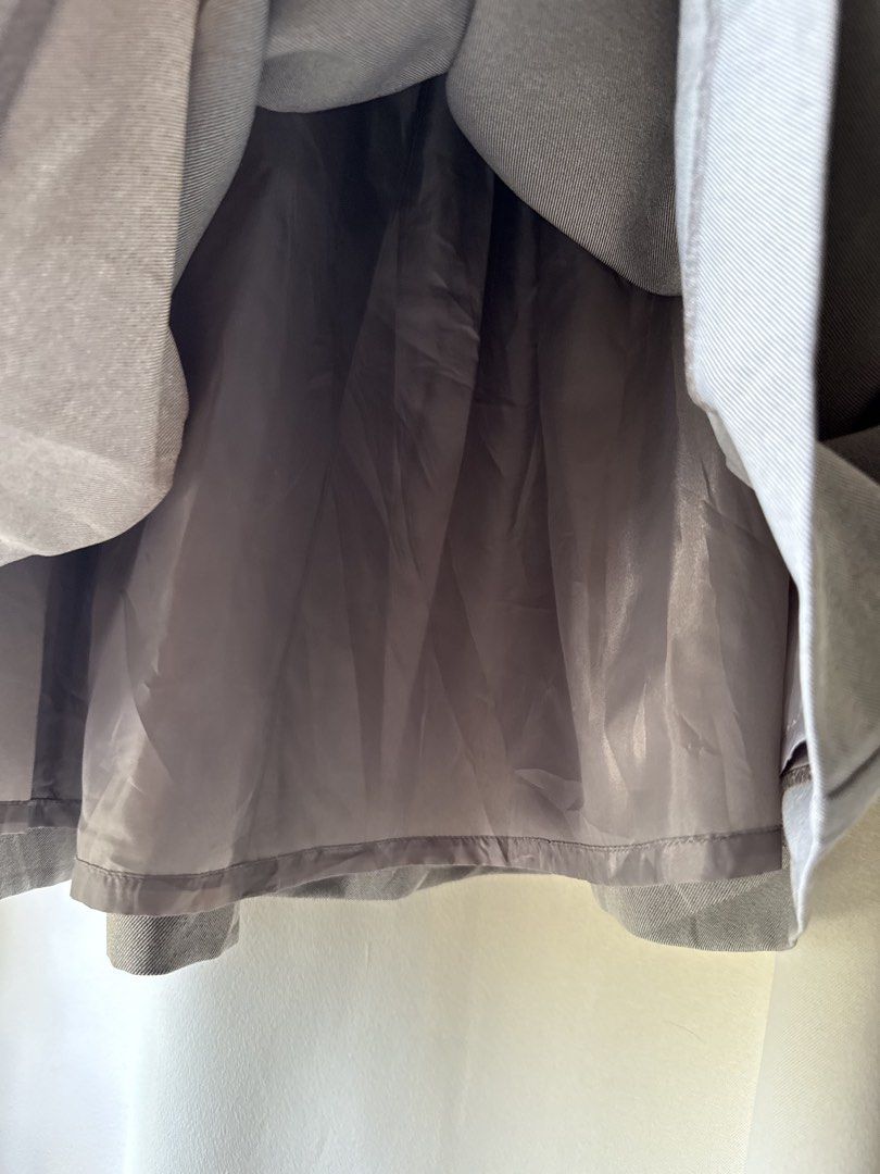 Gray A-line pleated midi skirt | Medium | structured woven fabric (Category: Skirts) located in Bacoor. Submitted by pausroom (Listing ID 1440616606, Image 3). Description: ✨ Medium on tag ✨ No flaws ✨ Very good condition READ ME 🛑 📍Bacoor City, Cavite 🛵 J&T/Lalamove (SDD) 📦 Can ship nationwide 🧾 Gcash/Bank Transfer (BPI/BDO/MariBank) 🚨 Everyday ship out! .