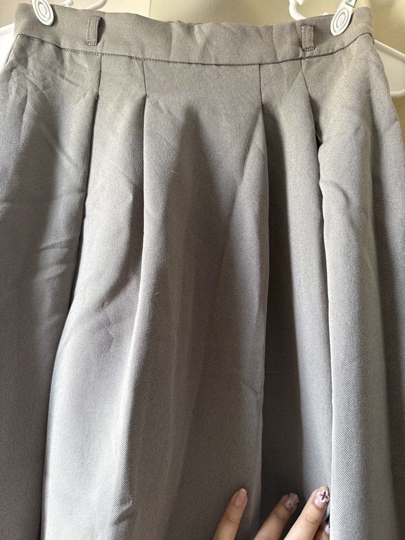 Gray A-line pleated midi skirt | Medium | structured woven fabric (Category: Skirts) located in Bacoor. Submitted by pausroom (Listing ID 1440616606, Image 2). Description: ✨ Medium on tag ✨ No flaws ✨ Very good condition READ ME 🛑 📍Bacoor City, Cavite 🛵 J&T/Lalamove (SDD) 📦 Can ship nationwide 🧾 Gcash/Bank Transfer (BPI/BDO/MariBank) 🚨 Everyday ship out! .