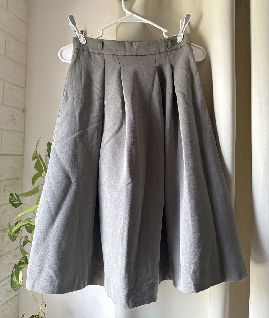 Gray A-line pleated midi skirt | Medium | structured woven fabric (Category: Skirts) located in Bacoor. Submitted by pausroom (Listing ID 1440616606, Image 1). Description: ✨ Medium on tag ✨ No flaws ✨ Very good condition READ ME 🛑 📍Bacoor City, Cavite 🛵 J&T/Lalamove (SDD) 📦 Can ship nationwide 🧾 Gcash/Bank Transfer (BPI/BDO/MariBank) 🚨 Everyday ship out! .