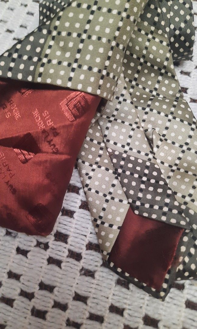 Guy Laroche Paris big necktie Vintage (Category: Handkerchief & Pocket Squares) located in Manila. Submitted by luckycharm_215 (Listing ID 1440630404, Image 2). Description: vgc.