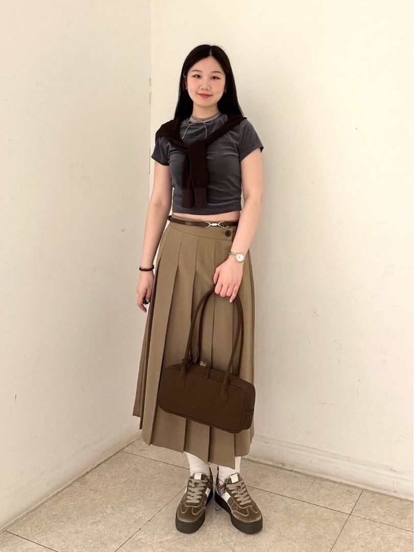由 uunnoo (刊登 ID 1440603678，圖片 3) 提交，位於 新北市 (New Taipei) 的 GU透膚絲絨迷你Y恤-灰M (類別：Ｔ恤)，說明：官網購入，穿過5次左右 稍具透膚感，適合夏未至秋季穿著的天鵝絨針織材質。 短版剪裁與合身輪廓設計。 可搭配牛仔褲或長褲等各種造型。 商品材質 90%聚酯纖維（回收聚酯纖維）•10%彈性纖維 洗滌說明 洗衣機/最弱水流（水溫30度）。不可烘乾。在陰涼處懸掛晾乾。不可熨燙。不可使用乾燥機。 在出汗或被雨淋濕時，會因摩擦而移染到其他衣物上，請注意。會出現掉色現象，請勿與其他衣物一同洗滌。本白、淺色衣服請使用不含螢光增白劑的清潔劑。請勿在水中長時間浸泡。洗滌後，請迅速調整好形狀，置於通風良好處陰乾。 請勿使用乾燥機。請使用洗衣網袋。請一邊噴蒸汽一邊熨燙。因素材特性上的原因，本商品較易產生毛球。請見諒。由於表層特性容易沾灰、沾毛，沾上時請用服裝專用軟刷把沾上的灰塵或毛屑刷掉。 。
