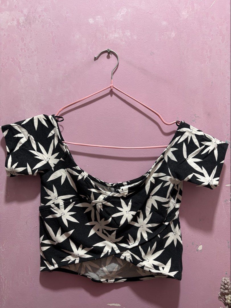 H&M Black and White Summer Crop Top (Category: Shirts) located in Manila. Submitted by prelovedforsale. (Listing ID 1440748166, Image 1). Description: .