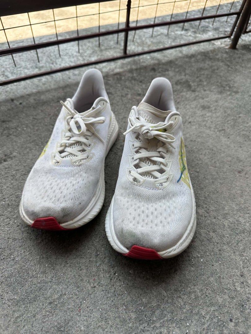 HOKA MACH 6 (Category: Sneakers) located in Taguig. Submitted by loraled (Listing ID 1440646297, Image 3). Description: HOKA MACH 6 US 8.5D MEN Condition: 7.5 / 10 Bought in HK last 2025 Dirty due to regular use, can still be deep cleaned Used once for a 10km race / daily trainer RFS: too narrow Price Slightly negotiable.