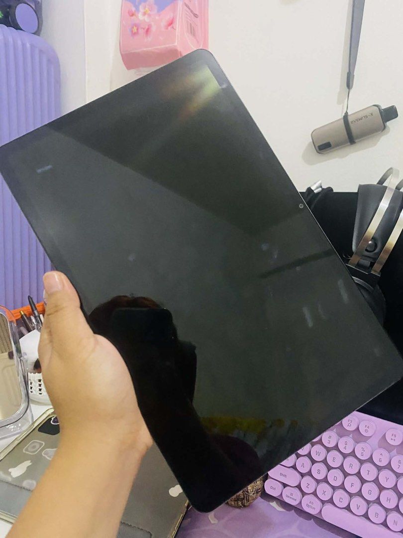 HONOR Pad X9a ✨ (Category: Android) located in Makati City. Submitted by elliex07 (Listing ID 1440619687, Image 3). Description: Selling my HONOR Pad X9a ✨ 3 months old pa lang, super fresh & smooth gamitin. 128GB | 6GB RAM | Snapdragon 685 | 8300mAh battery 🔥 ✅ charger & case ✅ No issue / no hidden defects ✅ Good na goods talaga RFS: Need funds / di masyado nagagamit 😊 PM sa sure buyer mejo nego 🤏🏻☺️.