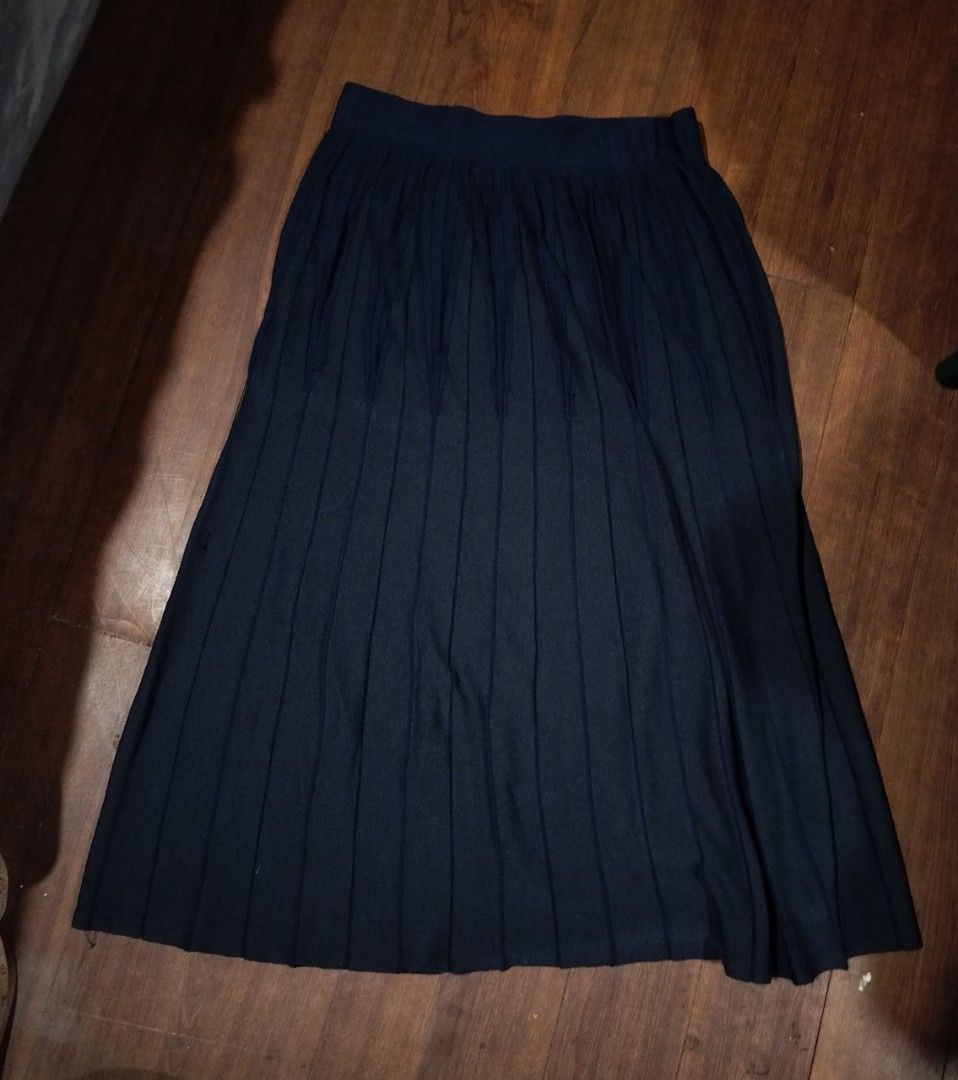 Initial Pleated Wool Midi Skirt (Category: Skirts) located in Quezon City. Submitted by raregarbstore (Listing ID 1440744184, Image 3). Description: Initial Wool Pleated Skirt 🌷insane details, better to appreciate in person 📏measurements 🪻waistline: 28" 🪷length: 31" some very minor fraying but nothing major and no holes.
