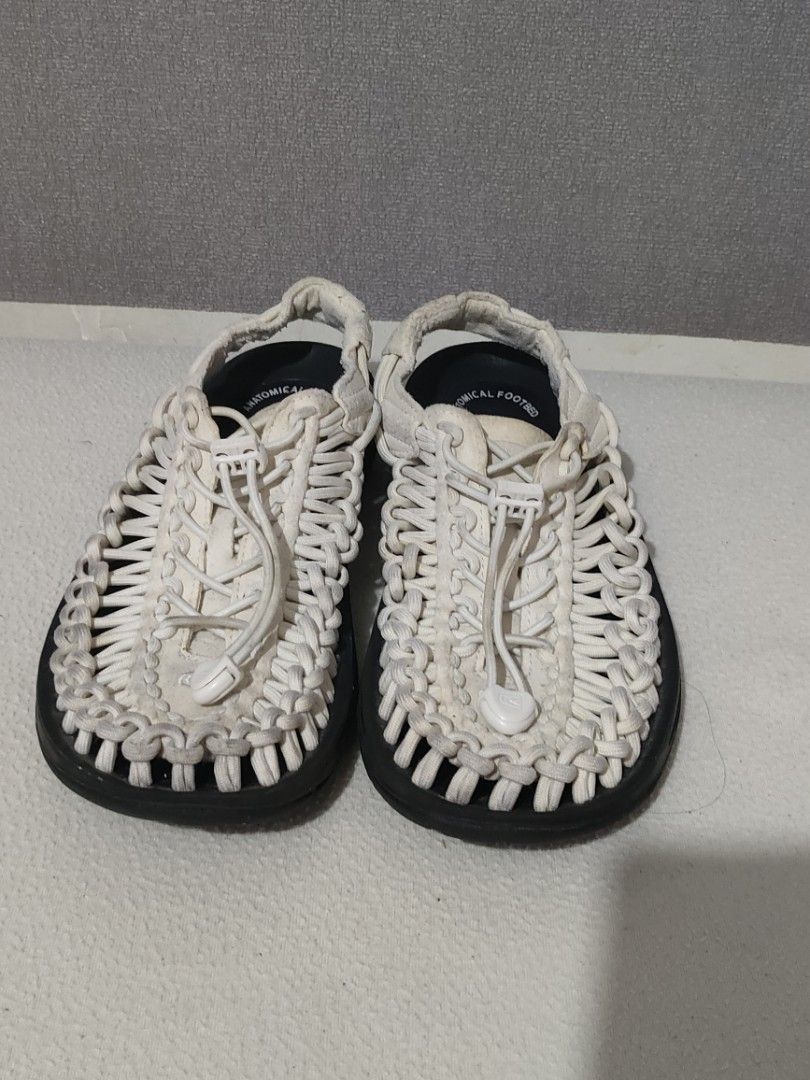 KEEN UNEEK Star White/Black (Category: Sneakers) located in Manila. Submitted by imperialfeline (Listing ID 1440671099, Image 3). Description: from hk box.
