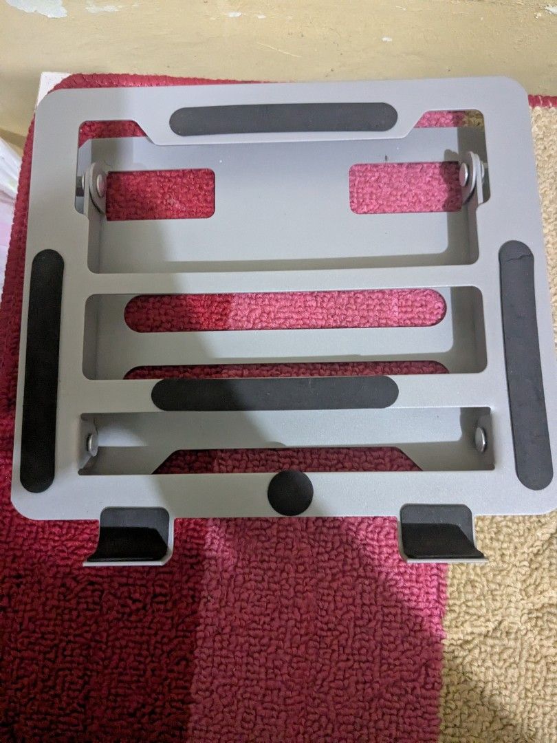 Laptop stand (Category: Laptop Bags & Sleeves) located in Pandi. Submitted by warmpuppy (Listing ID 1440603557, Image 2). Description: - Aluminum Alloy - up to 10 kg -Foldable .