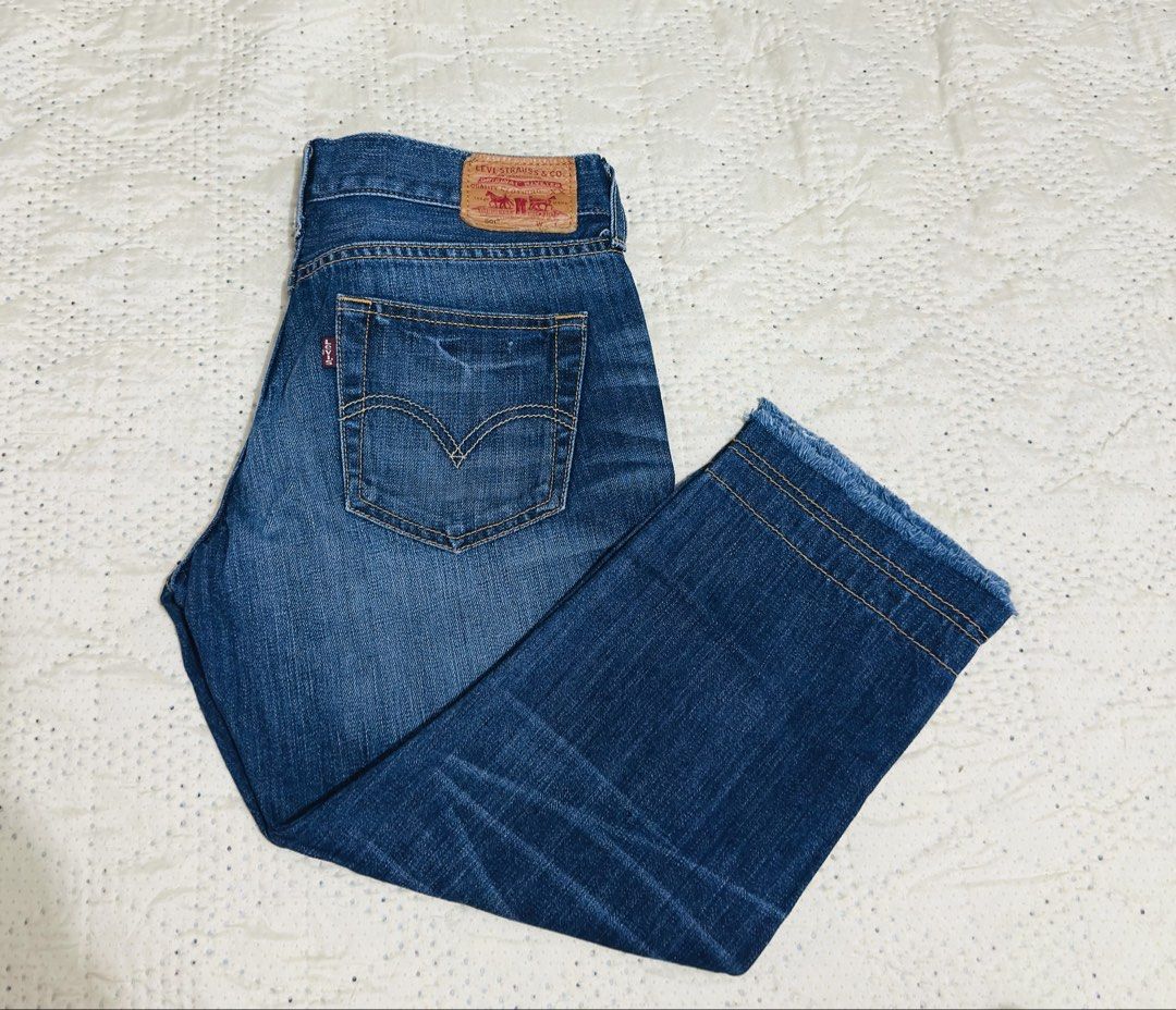 Levi's 501 Jeans tokong (Category: Jeans) located in Calamba. Submitted by nympha0630 (Listing ID 1440658050, Image 2). Description: - Classic Levi's 501 jeans - Medium wash blue denim - Frayed hem detail - Button fly closure - Wardrobe staple - Perfect for casual wear - Goes with everything Size 27 waistline Cut tag but guaranteed orig moneyback if fake.