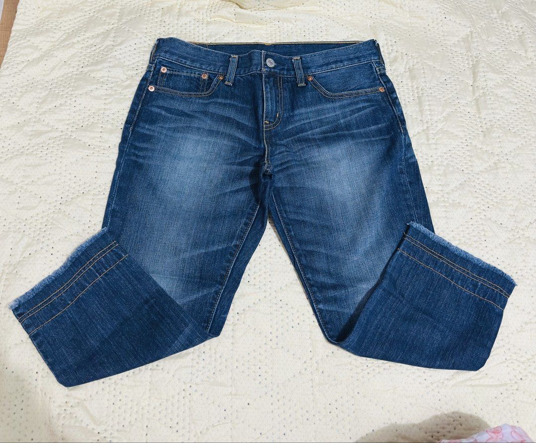 Levi's 501 Jeans tokong (Category: Jeans) located in Calamba. Submitted by nympha0630 (Listing ID 1440658050, Image 1). Description: - Classic Levi's 501 jeans - Medium wash blue denim - Frayed hem detail - Button fly closure - Wardrobe staple - Perfect for casual wear - Goes with everything Size 27 waistline Cut tag but guaranteed orig moneyback if fake.