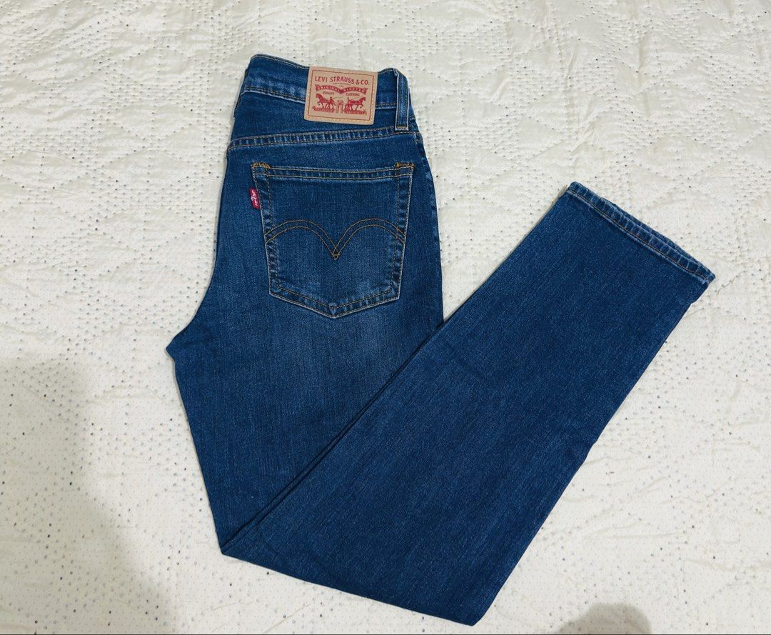 Levi's Boyfriend Jeans Size 26 (Category: Jeans) located in Calamba. Submitted by nympha0630 (Listing ID 1440658614, Image 3). Description: - Levi's Boyfriend Jeans - Size: 26 - Color: Classic Blue Wash - Features: Distressed details, rip on right leg - Fit: Comfortable, everyday wear - Style: Wardrobe staple Like new condition, stretch.