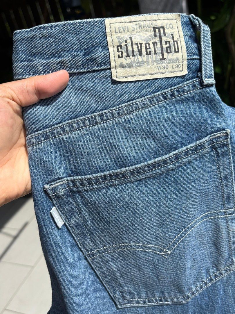 Levis Silver Tab (Category: Jeans) located in Ipoh. Submitted by adilaaaah (Listing ID 1440669607, Image 3). Description: Levis Silver Tab Cutting : Loose Color: Blue wash/Stone wash Size on tag : W30 L30 Manual Measurement :- W32 (manual) L39 Cawat 12 Opening Kaki 7 100% barang original silver tab tahun 90’s RM70 include pos.