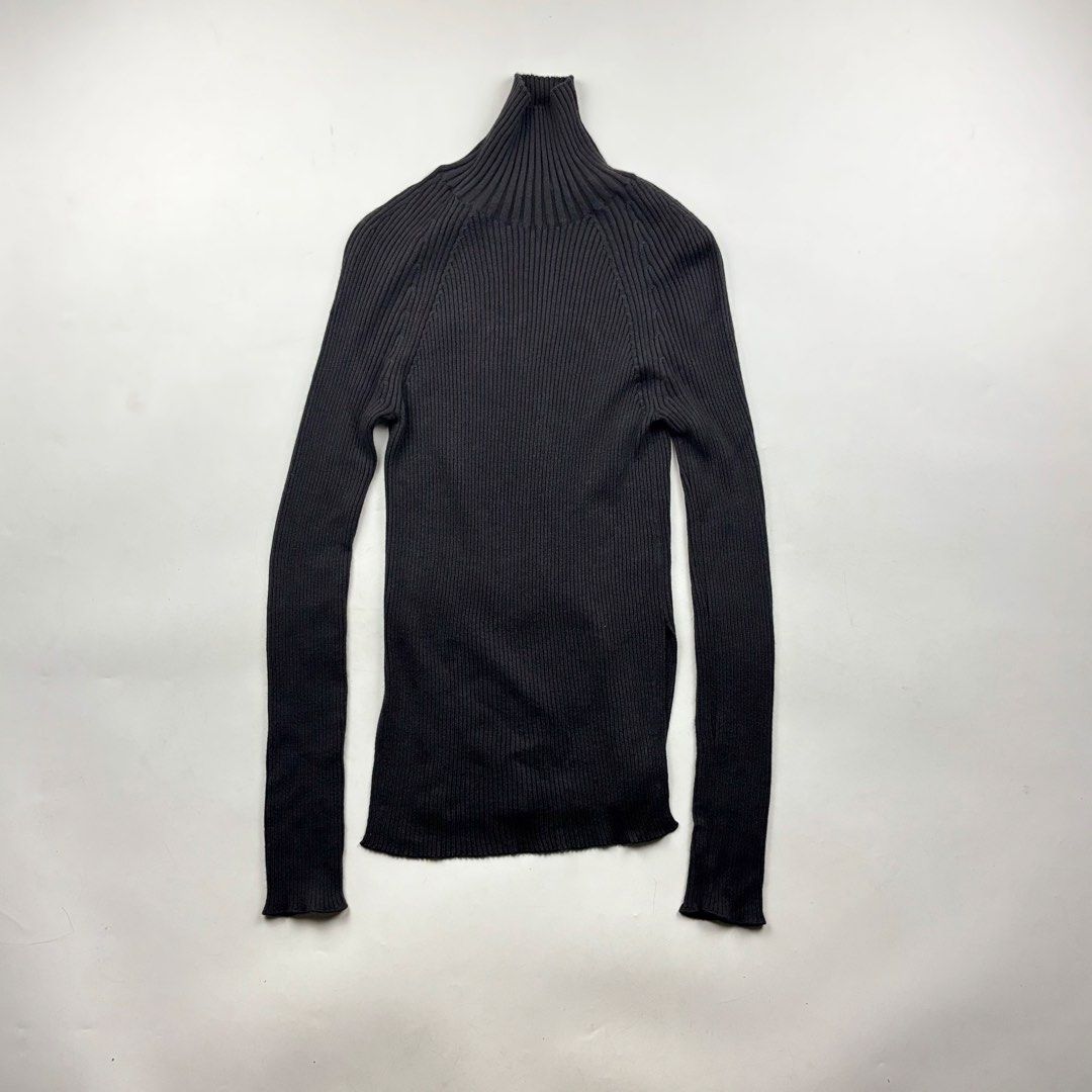 Loro Piana Cashmere Blend Ribbed Turtleneck (Category: Longsleeves) located in Makati City. Submitted by ragrepository (Listing ID 1440725413, Image 1). Description: Loro Piana Cashmere Blend Ribbed Turtleneck Tagged as 38 Length- 25” Pit to pit-15.5” Sleeves-29” Shoulder- Condition-9/10 Flaw-None.