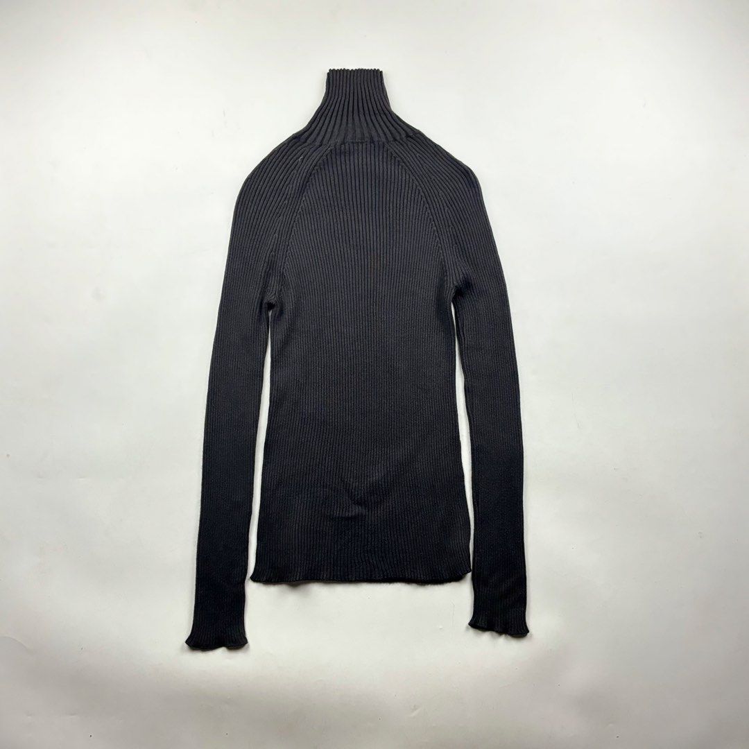 Loro Piana Cashmere Blend Ribbed Turtleneck (Category: Longsleeves) located in Makati City. Submitted by ragrepository (Listing ID 1440725413, Image 2). Description: Loro Piana Cashmere Blend Ribbed Turtleneck Tagged as 38 Length- 25” Pit to pit-15.5” Sleeves-29” Shoulder- Condition-9/10 Flaw-None.