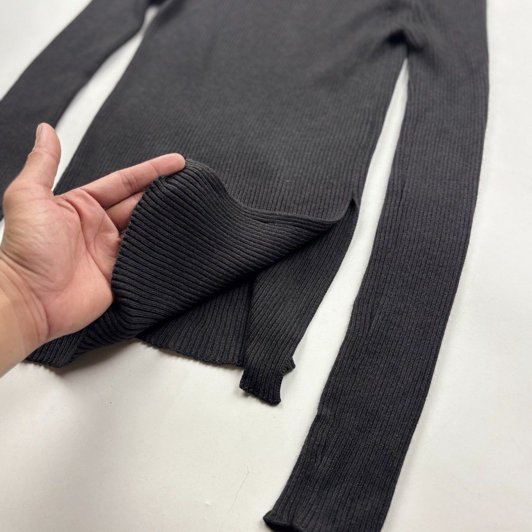 Loro Piana Cashmere Blend Ribbed Turtleneck (Category: Longsleeves) located in Makati City. Submitted by ragrepository (Listing ID 1440725413, Image 3). Description: Loro Piana Cashmere Blend Ribbed Turtleneck Tagged as 38 Length- 25” Pit to pit-15.5” Sleeves-29” Shoulder- Condition-9/10 Flaw-None.