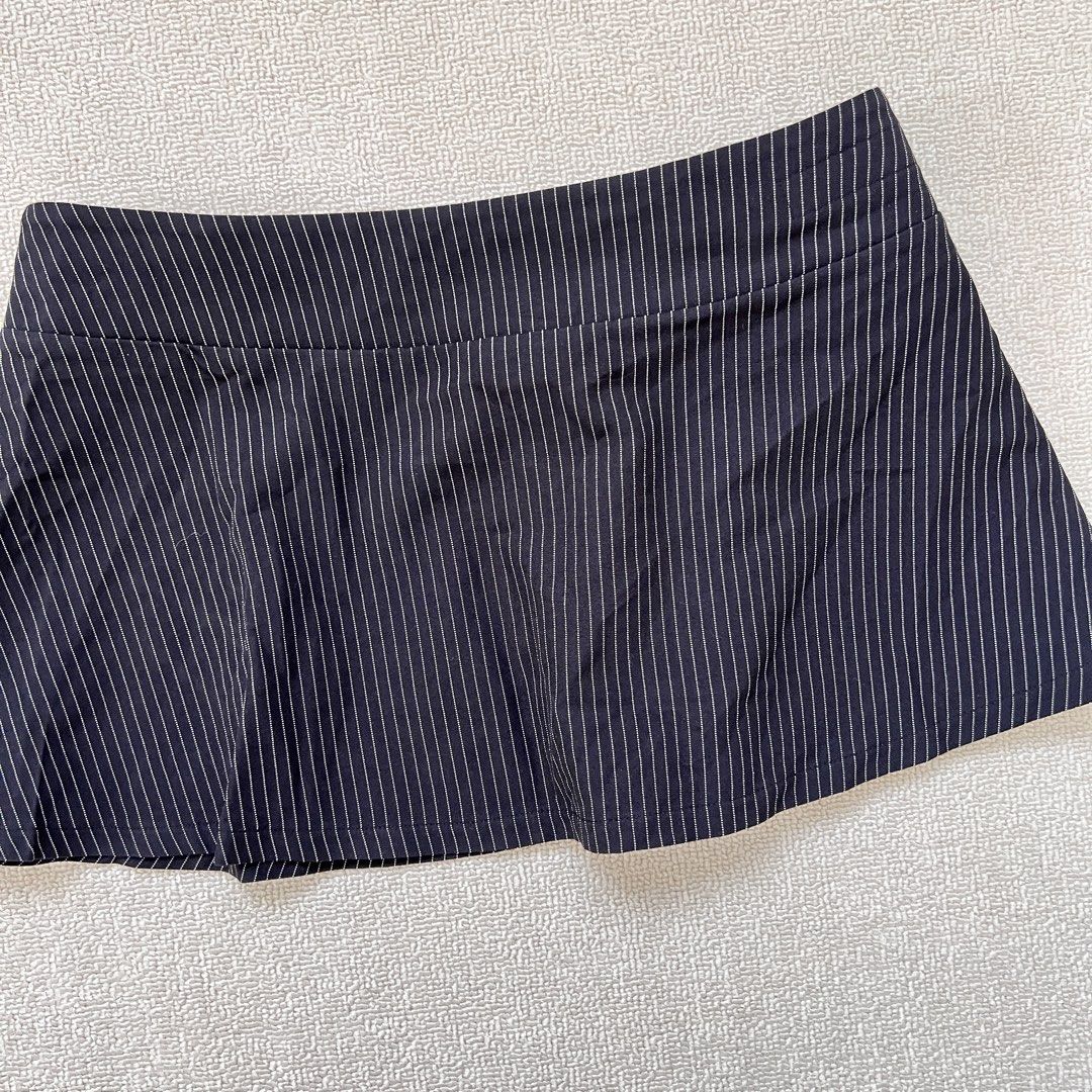 love honey pinstripes mini skirt (Category: Skirts) located in Limay. Submitted by budolfindsrawrawr (Listing ID 1440737583, Image 2). Description: love honey pinstripes mini skirt - w32-33 l10 - velcro enclosure, no inner, good for layering.