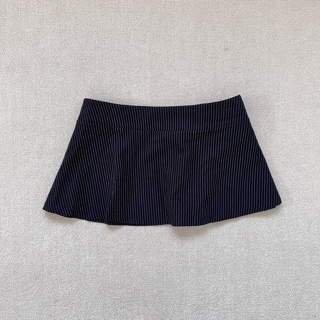 love honey pinstripes mini skirt (Category: Skirts) located in Limay. Submitted by budolfindsrawrawr (Listing ID 1440737583, Image 1). Description: love honey pinstripes mini skirt - w32-33 l10 - velcro enclosure, no inner, good for layering.